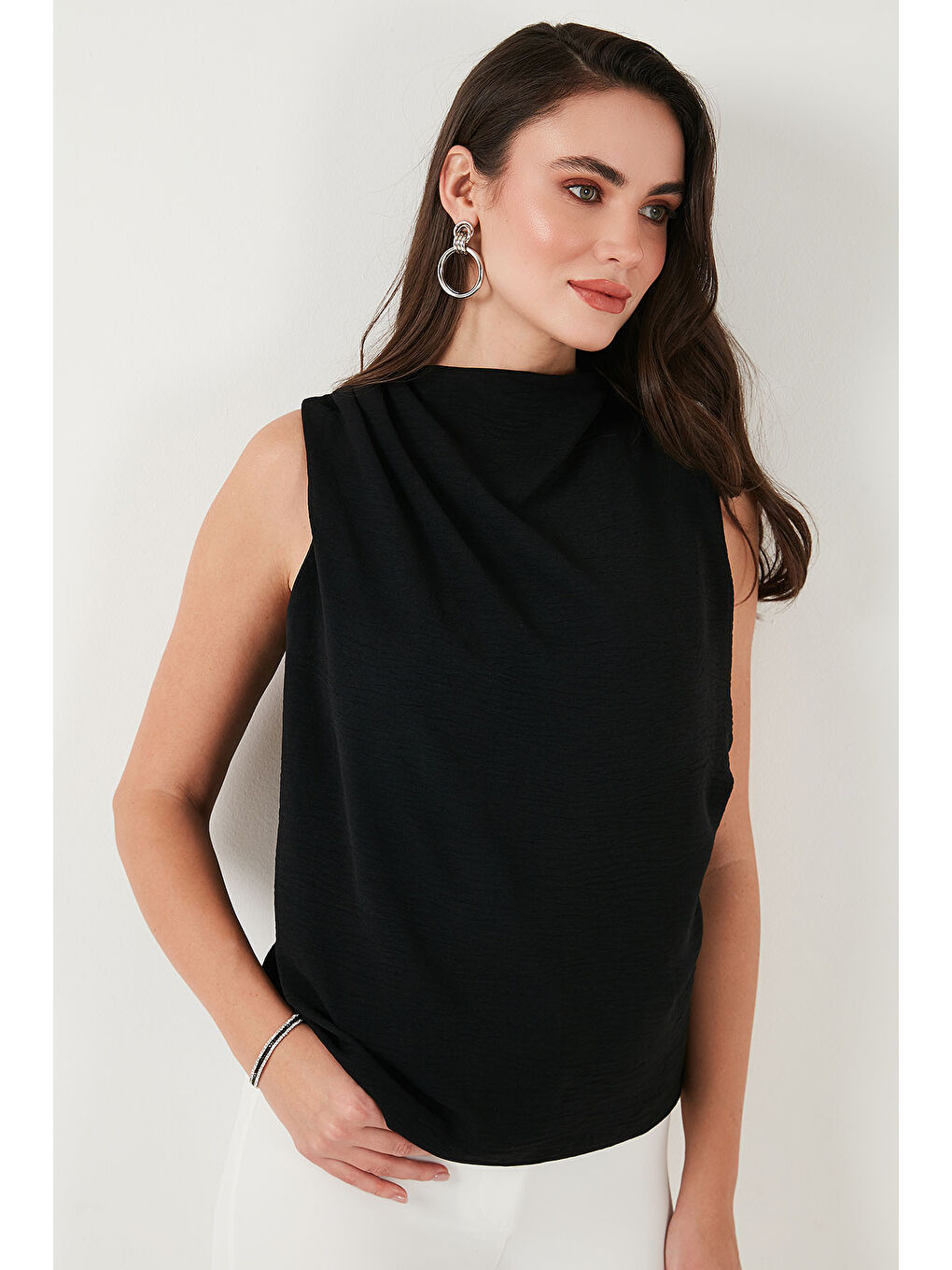 Siyah Slim Fit Dik Yaka Omuz Büzgülü Kadın Bluz 6527836-2