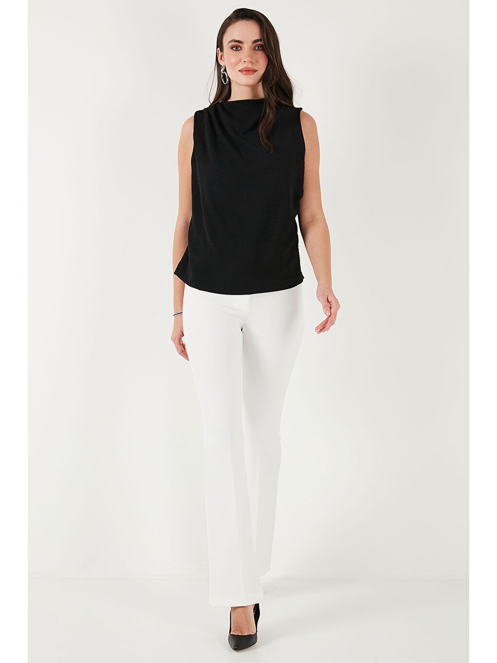 Siyah Slim Fit Dik Yaka Omuz Büzgülü Kadın Bluz 6527836-3