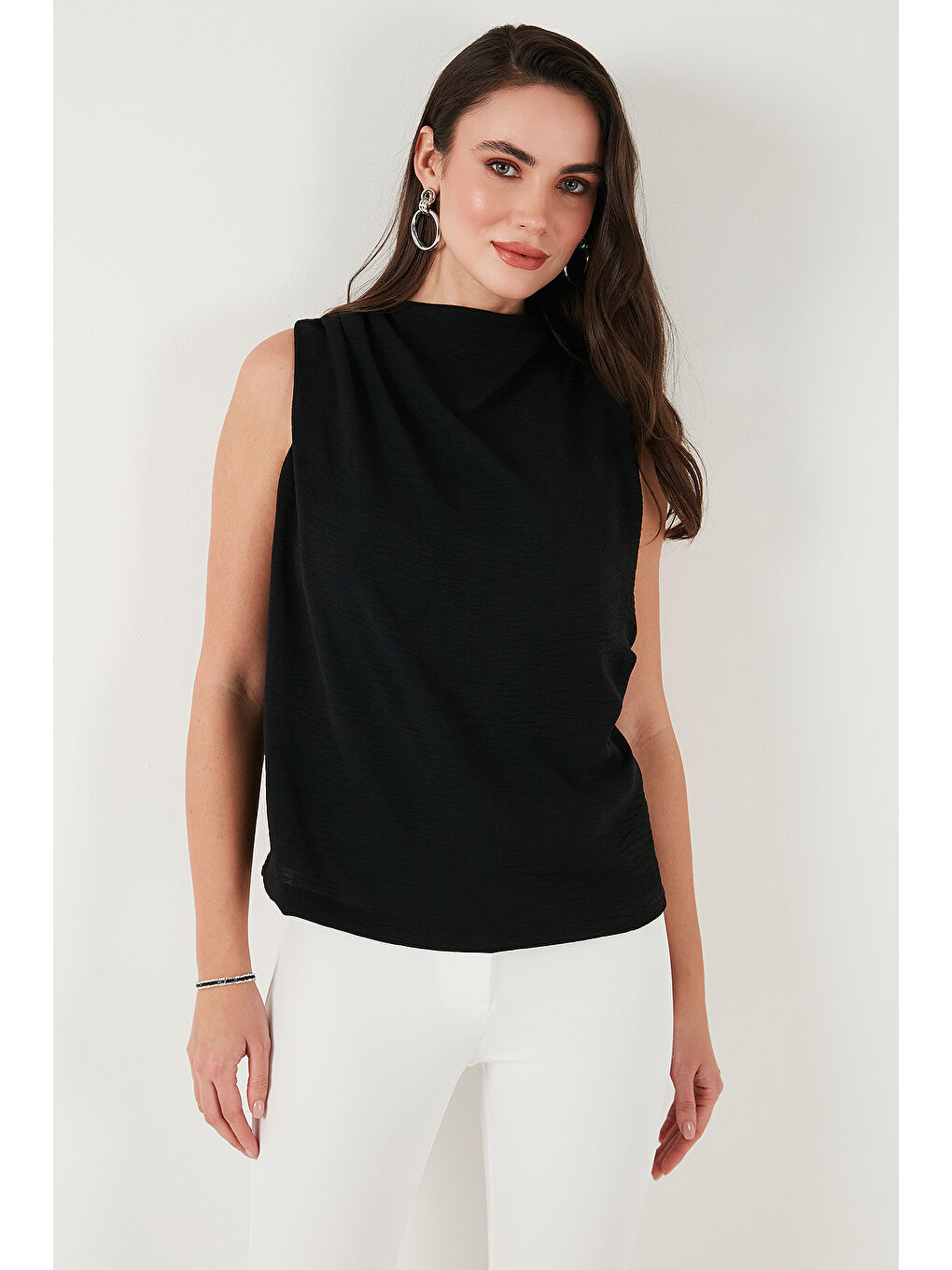 Siyah Slim Fit Dik Yaka Omuz Büzgülü Kadın Bluz 6527836-4