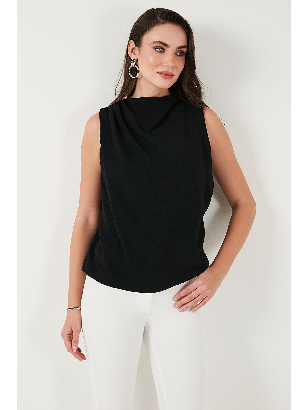 Siyah Slim Fit Dik Yaka Omuz Büzgülü Kadın Bluz 6527836-5