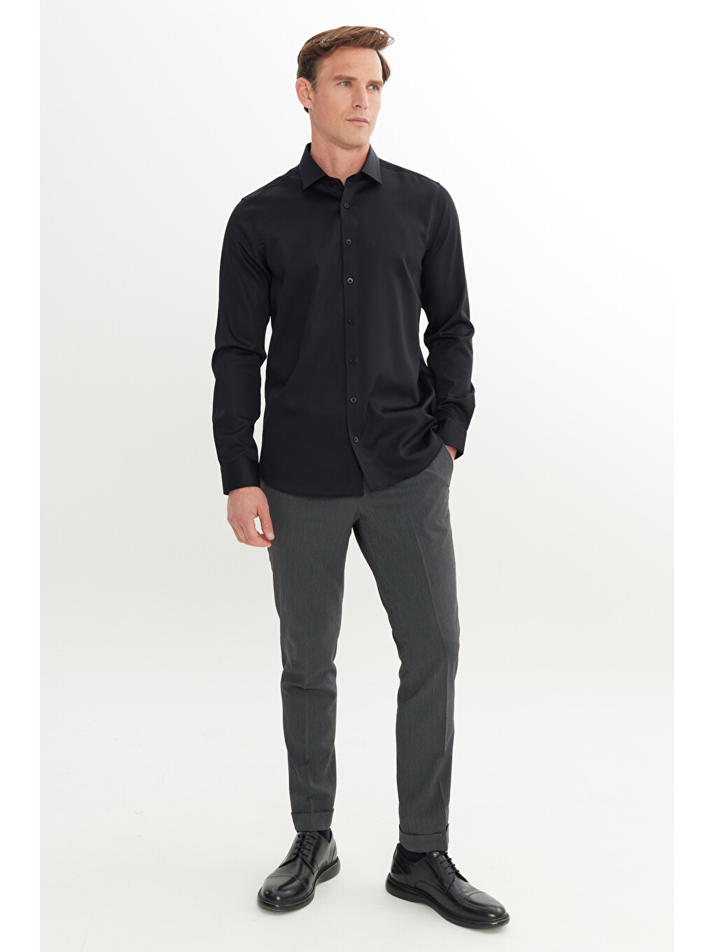 Erkek Siyah Slim Fit Dar Kesim Klasik Yaka %100 Pamuk Ütü Gerektirmeyen Non-Iron Gömlek-1