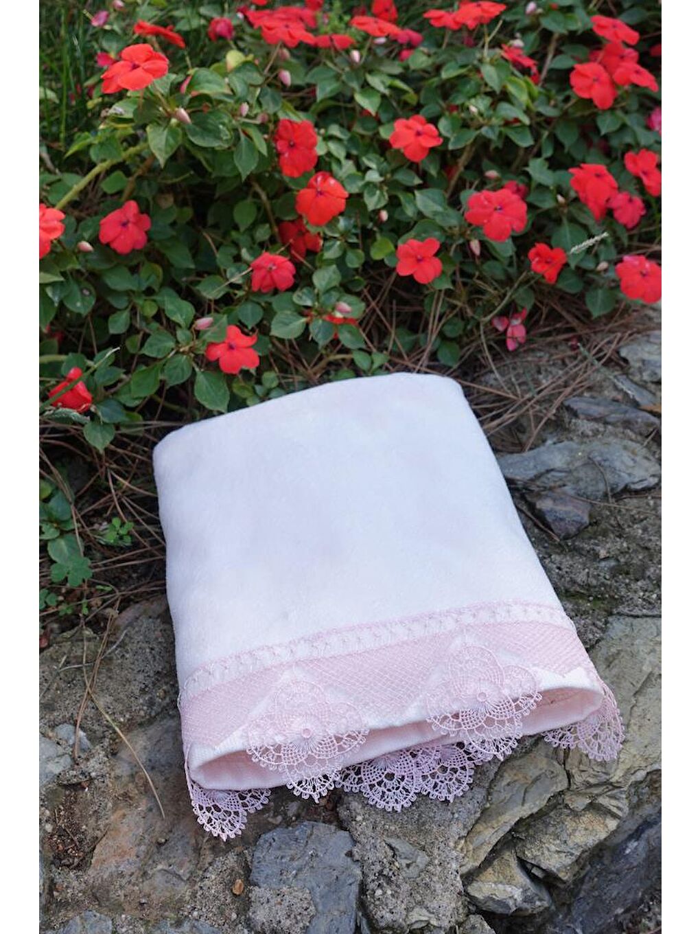 Pembe Işıltı İğne Oyalı Havlu Pudra