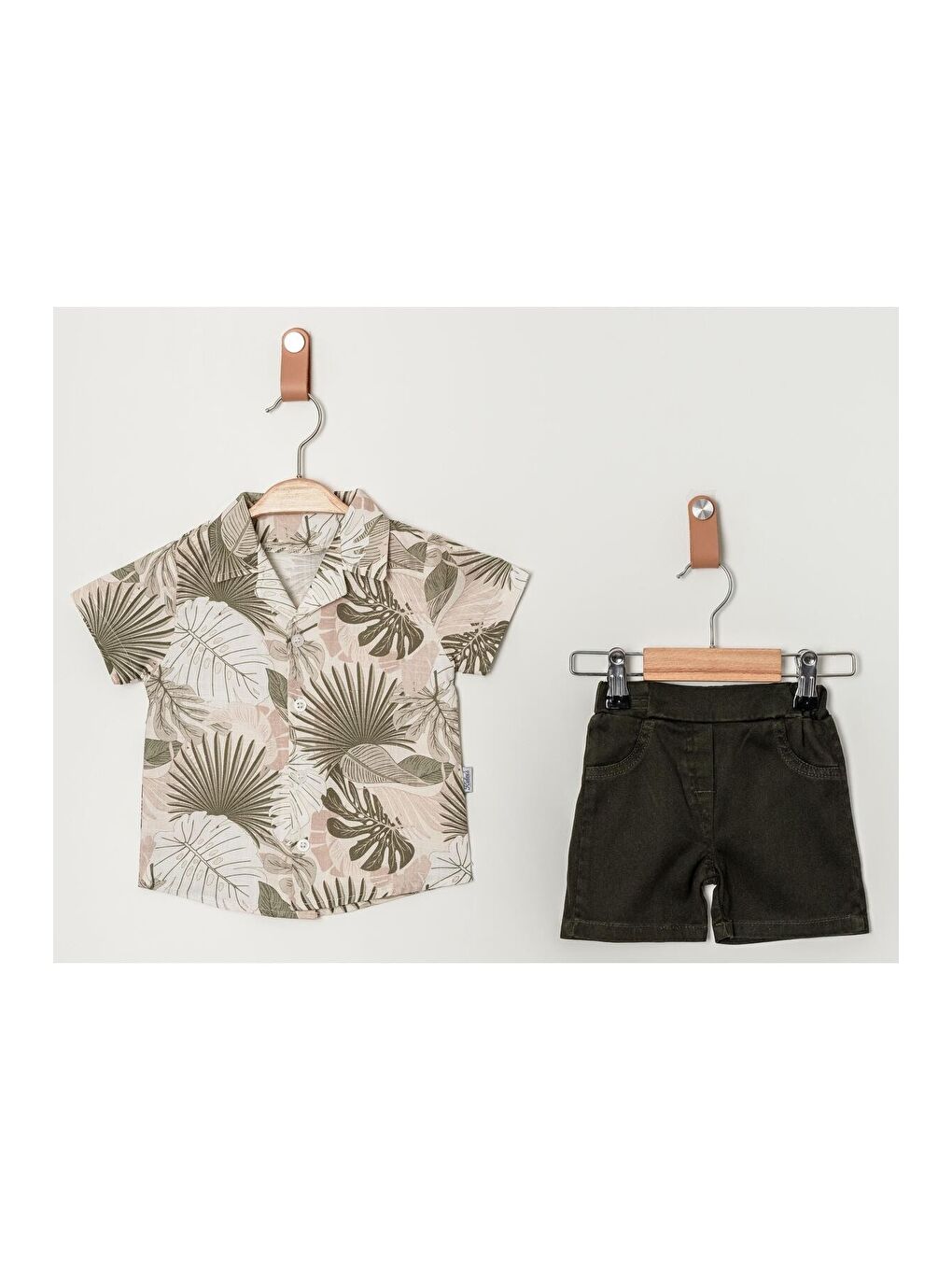 Kahverengi Tarz Yaprak Desenli Gömlek Belden Ayarlanabilir Slopetli Kısa Kollu Şortlu 2'li Takım Çocuk ve-3