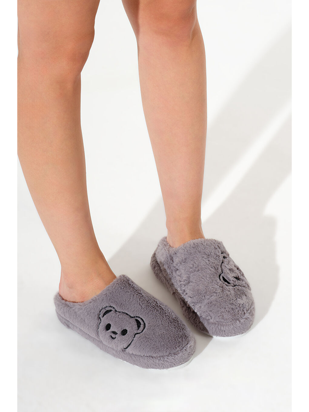 Gri Kadın Füme Ayıcık Desenli Önü Kapalı Pelüş Ev Terliği-1