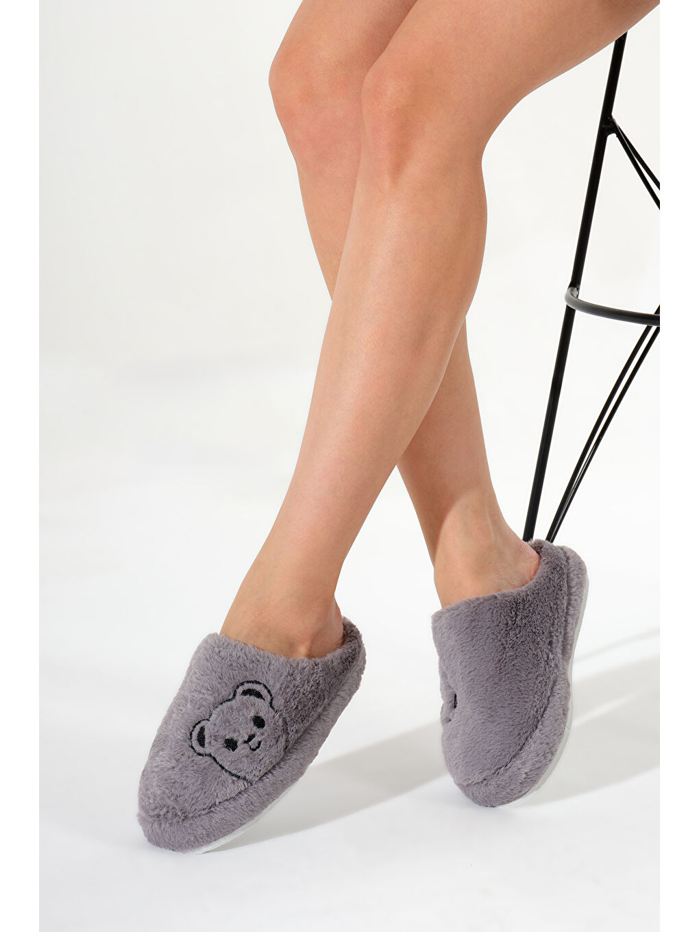 Gri Kadın Füme Ayıcık Desenli Önü Kapalı Pelüş Ev Terliği-2
