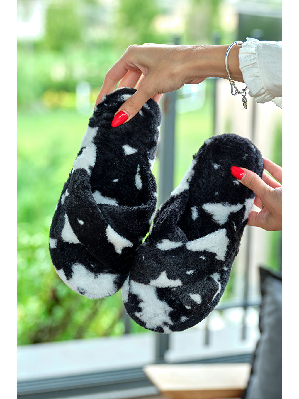 Kadın Siyah Desenli Pelüş Çapraz Ev Terliği-3