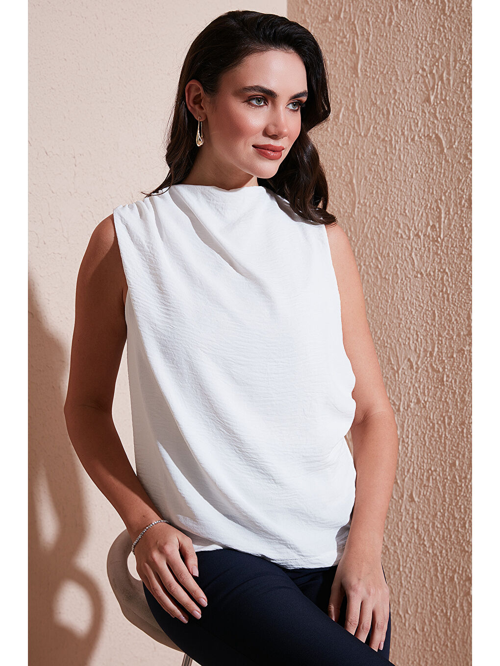 Beyaz Slim Fit Dik Yaka Omuz Büzgülü Kadın Bluz 6527836