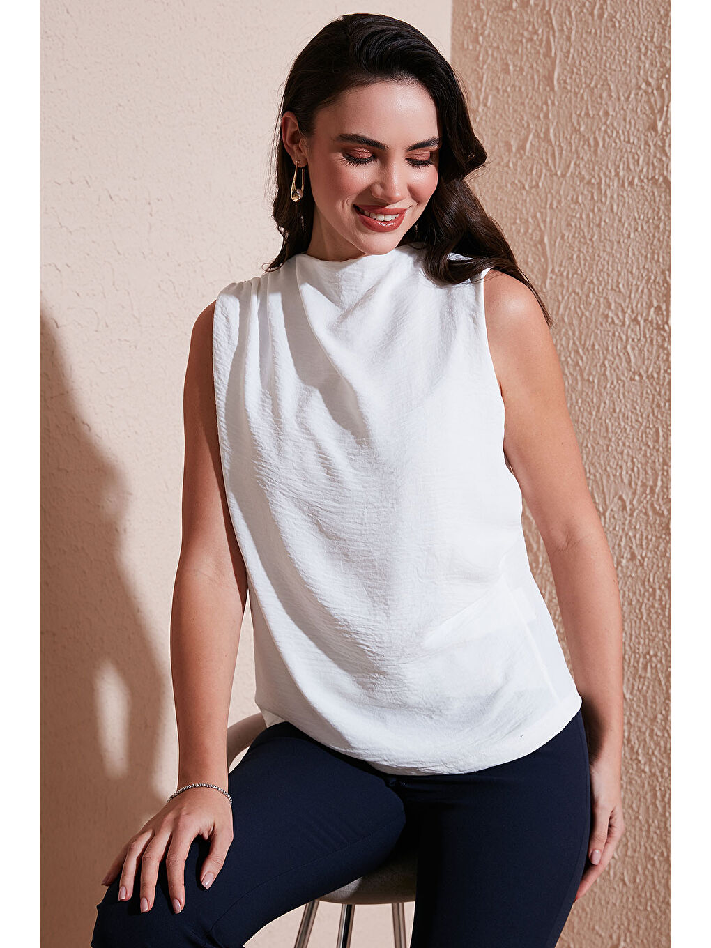 Beyaz Slim Fit Dik Yaka Omuz Büzgülü Kadın Bluz 6527836-1