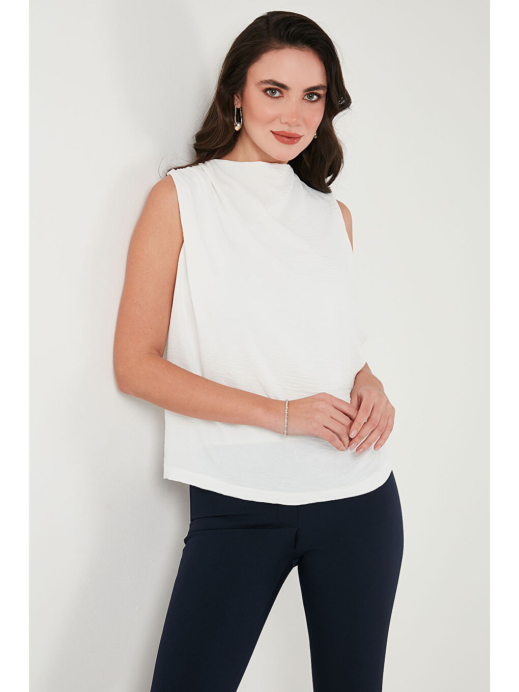 Beyaz Slim Fit Dik Yaka Omuz Büzgülü Kadın Bluz 6527836-2