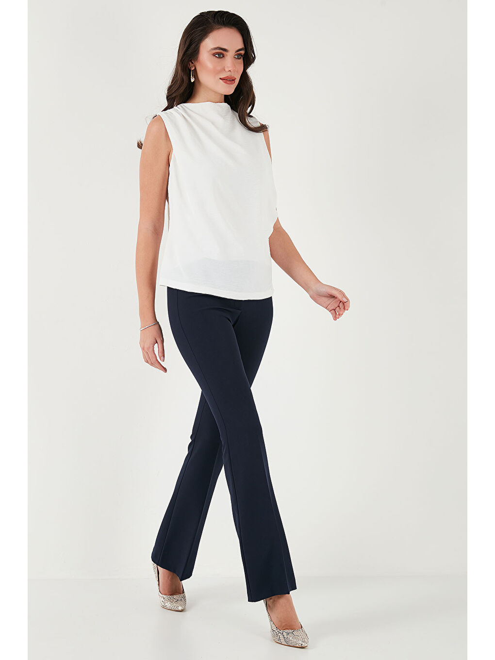 Beyaz Slim Fit Dik Yaka Omuz Büzgülü Kadın Bluz 6527836-3