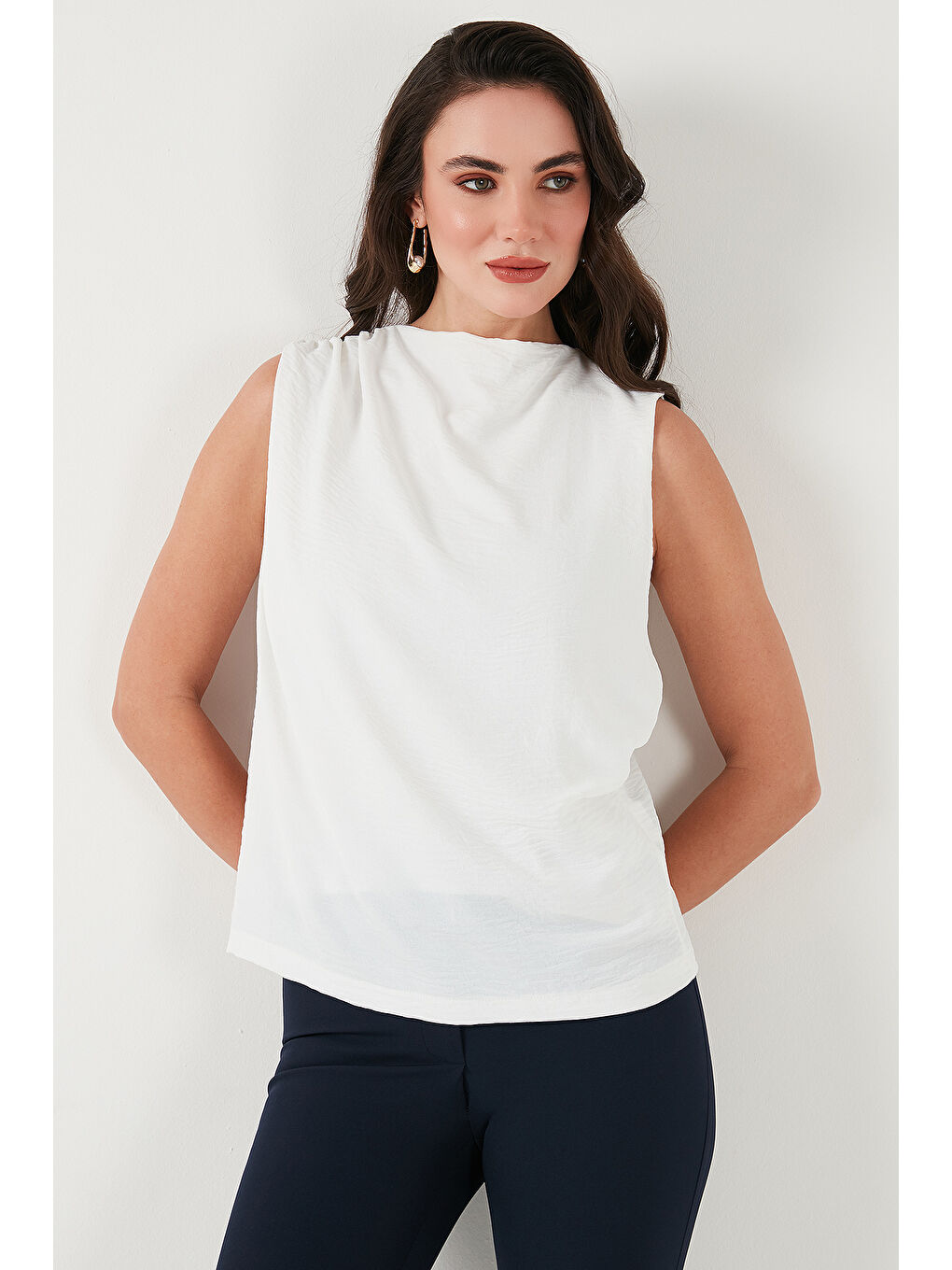 Beyaz Slim Fit Dik Yaka Omuz Büzgülü Kadın Bluz 6527836-4