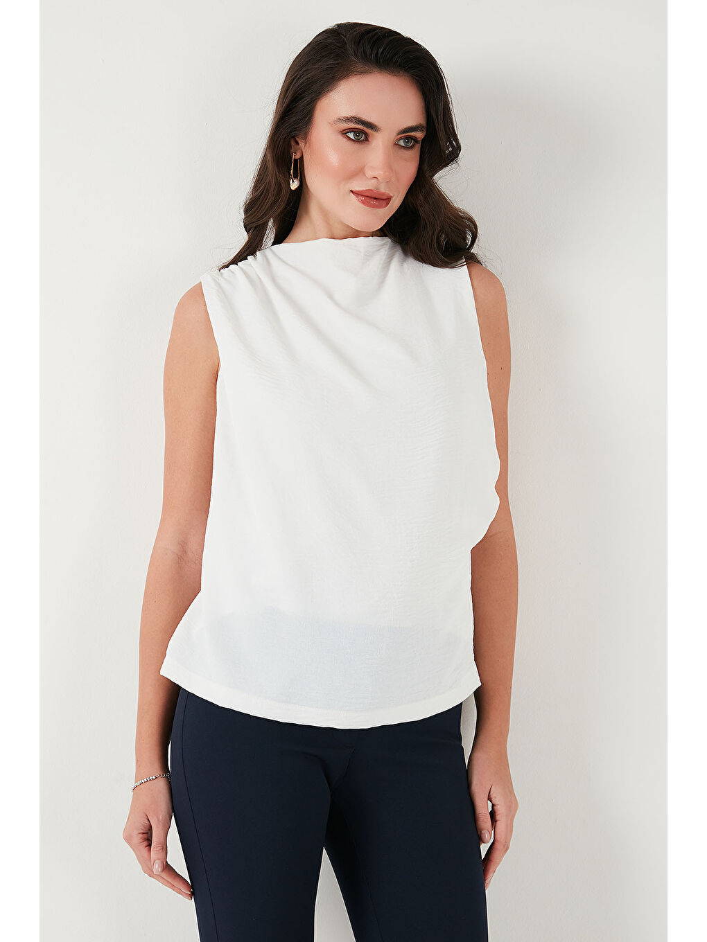 Beyaz Slim Fit Dik Yaka Omuz Büzgülü Kadın Bluz 6527836-5