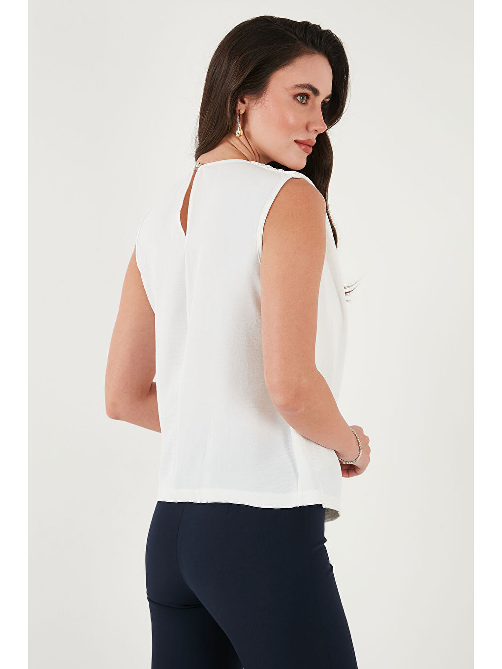 Beyaz Slim Fit Dik Yaka Omuz Büzgülü Kadın Bluz 6527836-6