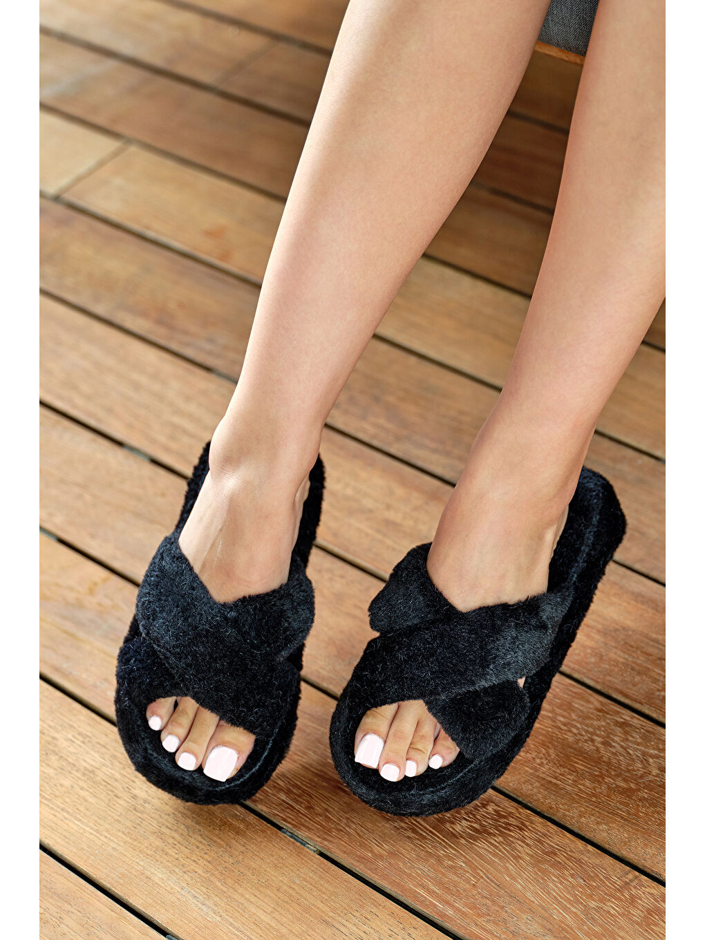 Kadın Siyah Çapraz Pelüş Ev Terliği