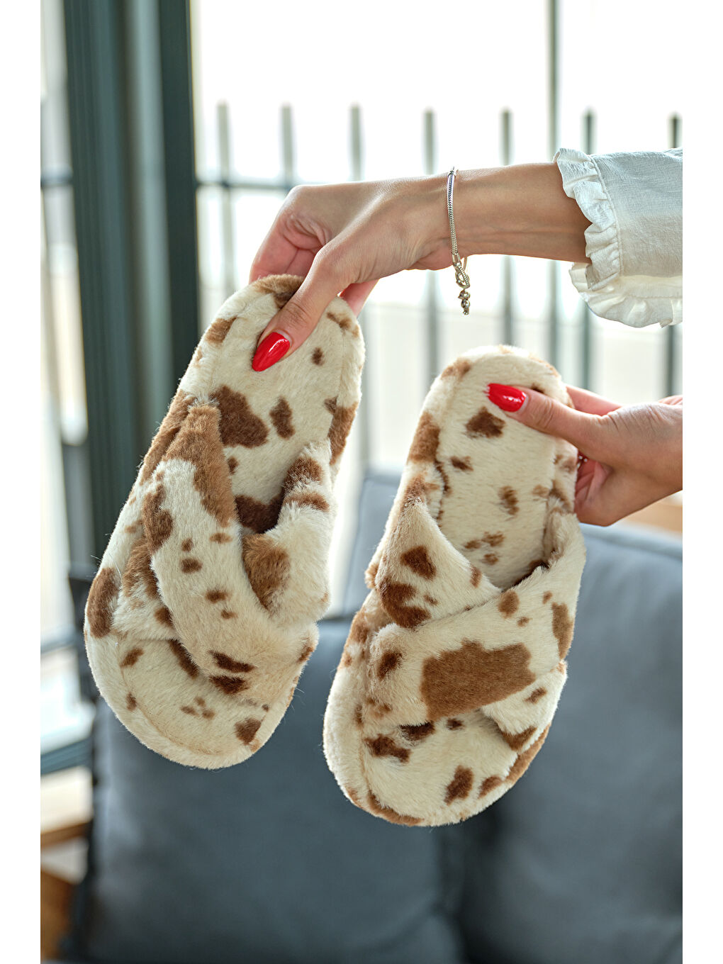 Bej Kadın Vizon Desenli Pelüş Çapraz Ev Terliği-3