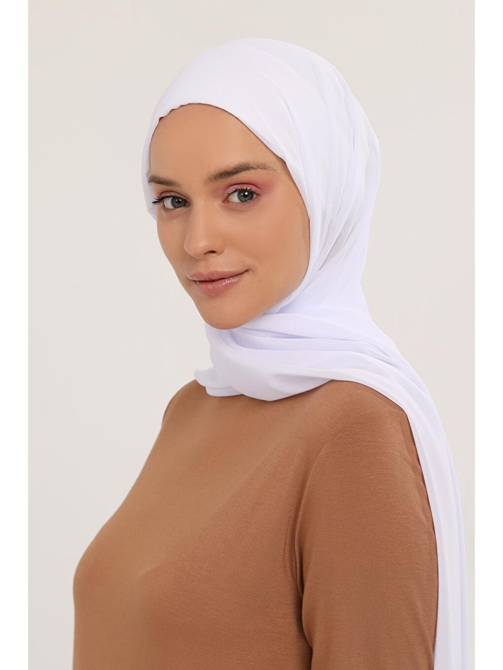 Beyaz Hazır Pratik Lüks Geçmeli Lastikli Boneli Şifon Şal