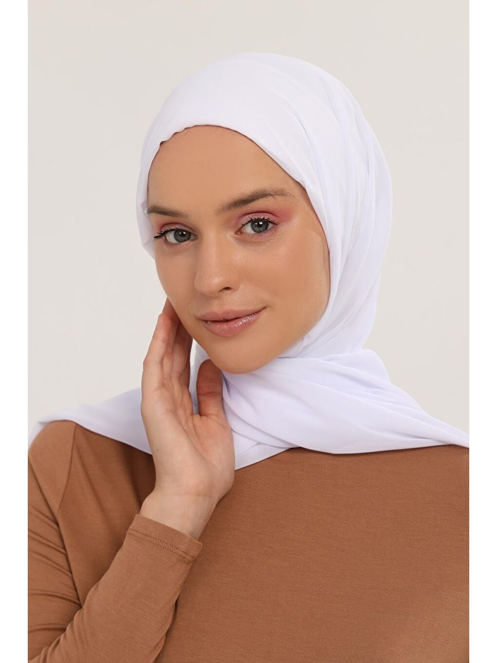 Beyaz Hazır Pratik Lüks Geçmeli Lastikli Boneli Şifon Şal-2