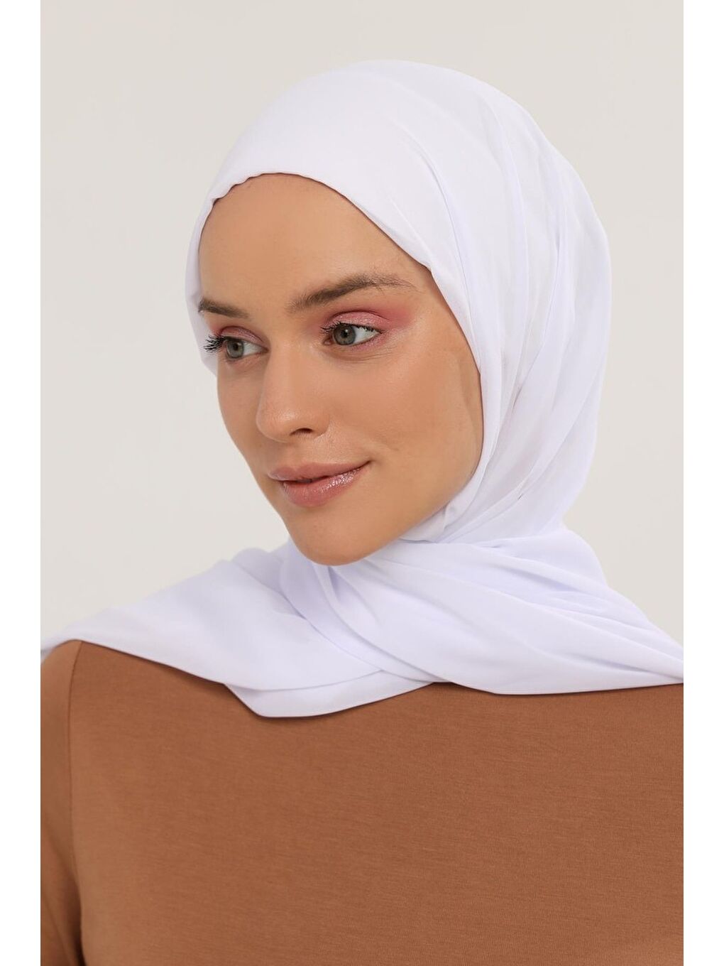 Beyaz Hazır Pratik Lüks Geçmeli Lastikli Boneli Şifon Şal-3