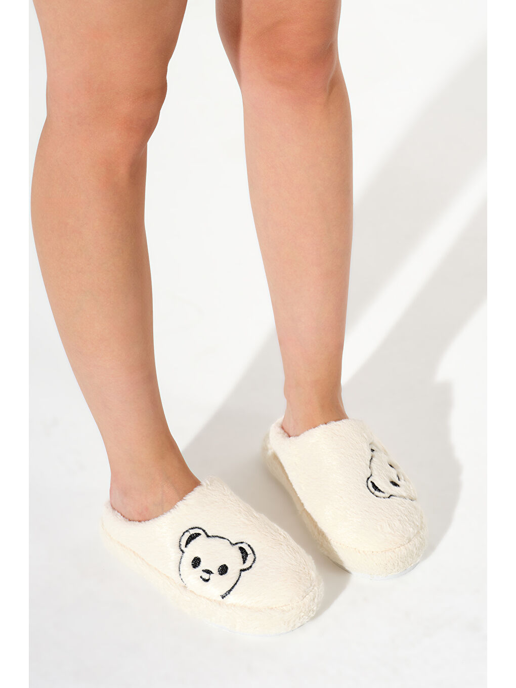 Ekru Kadın Krem Ayıcık Desenli Önü Kapalı Pelüş Ev Terliği-1