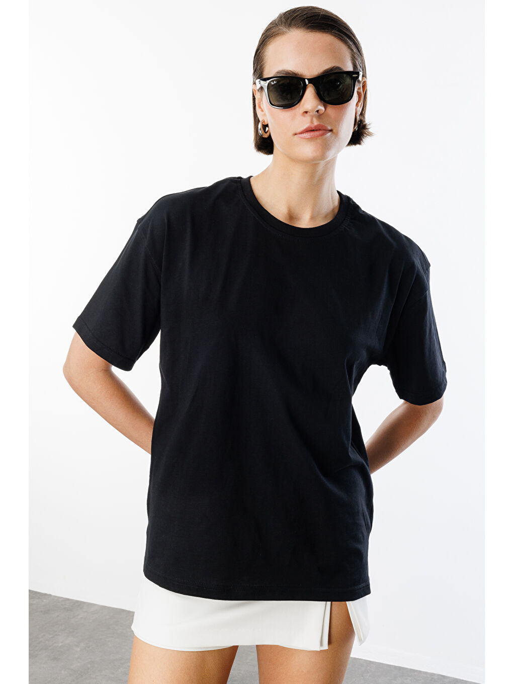 Siyah Kadın %100 Organik Pamuk Relaxed Fit Yırtmaçlı Yuvarlak Yaka T-shirt YIRTMAÇLI-T-SHIRT