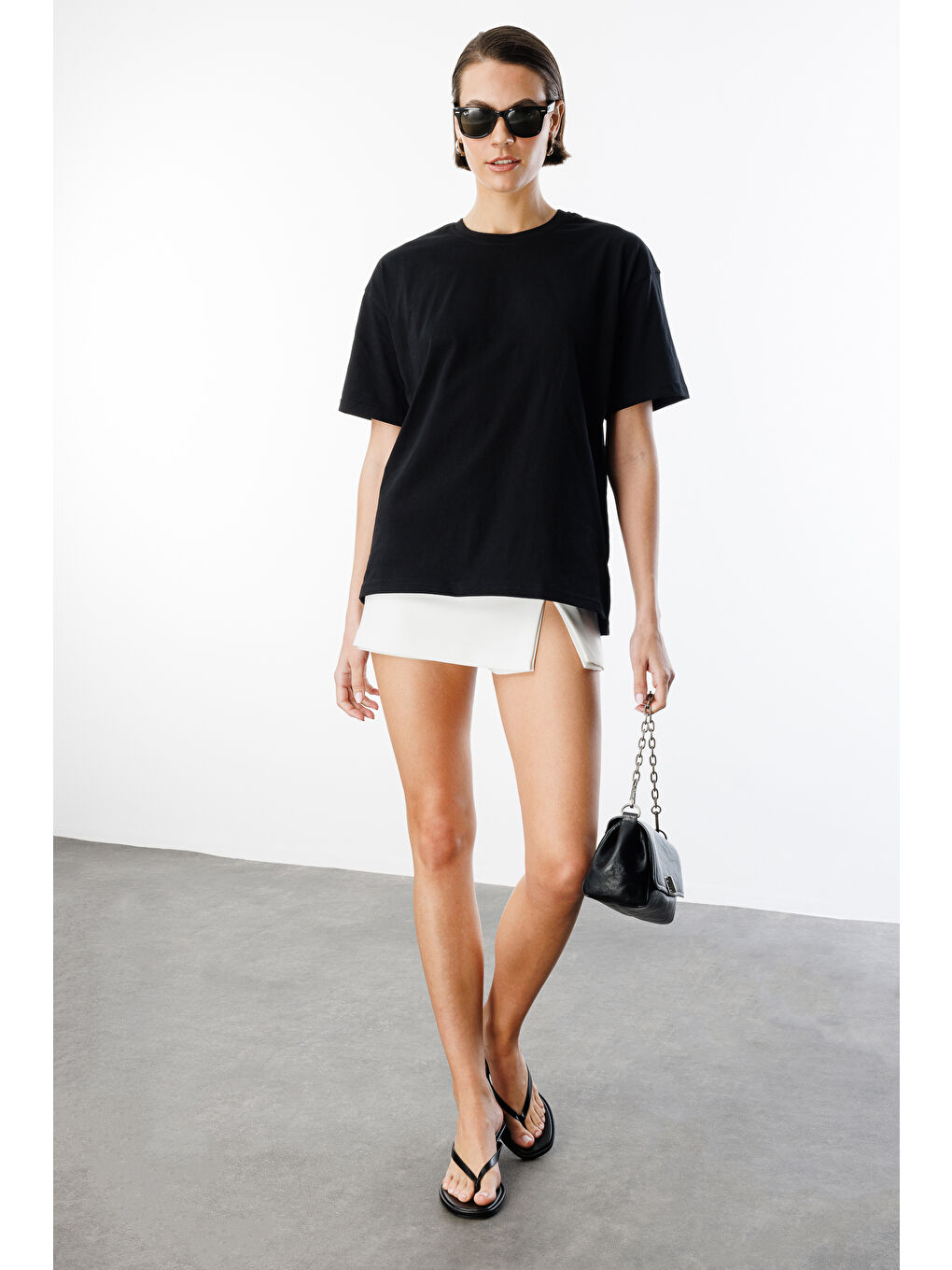 Siyah Kadın %100 Organik Pamuk Relaxed Fit Yırtmaçlı Yuvarlak Yaka T-shirt YIRTMAÇLI-T-SHIRT-1