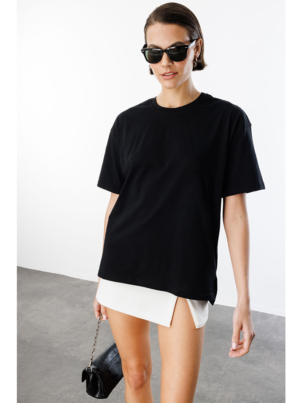 Siyah Kadın %100 Organik Pamuk Relaxed Fit Yırtmaçlı Yuvarlak Yaka T-shirt YIRTMAÇLI-T-SHIRT-3