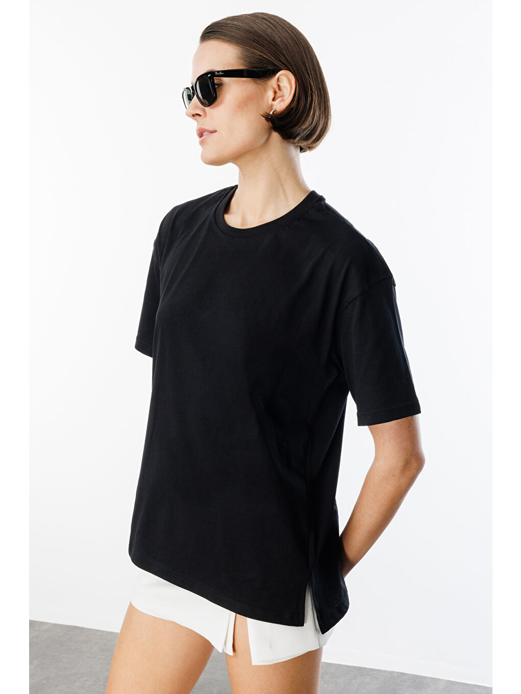 Siyah Kadın %100 Organik Pamuk Relaxed Fit Yırtmaçlı Yuvarlak Yaka T-shirt YIRTMAÇLI-T-SHIRT-4