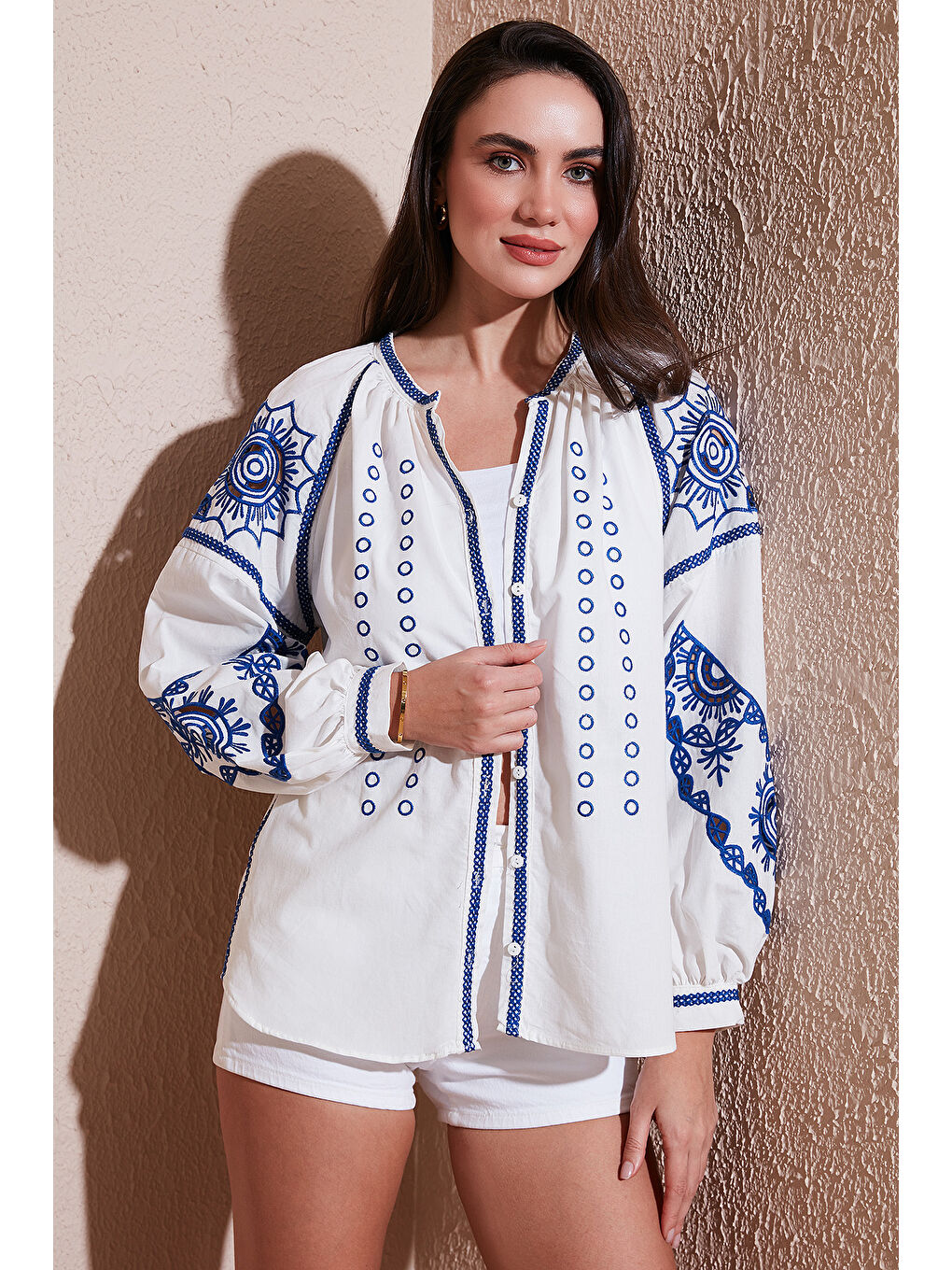 Ekru Nakışlı Oversize Fit Pamuklu V Yaka Kadın Gömlek 676242