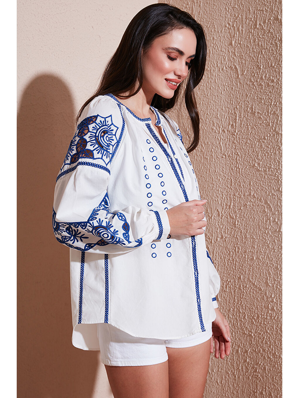 Ekru Nakışlı Oversize Fit Pamuklu V Yaka Kadın Gömlek 676242-1