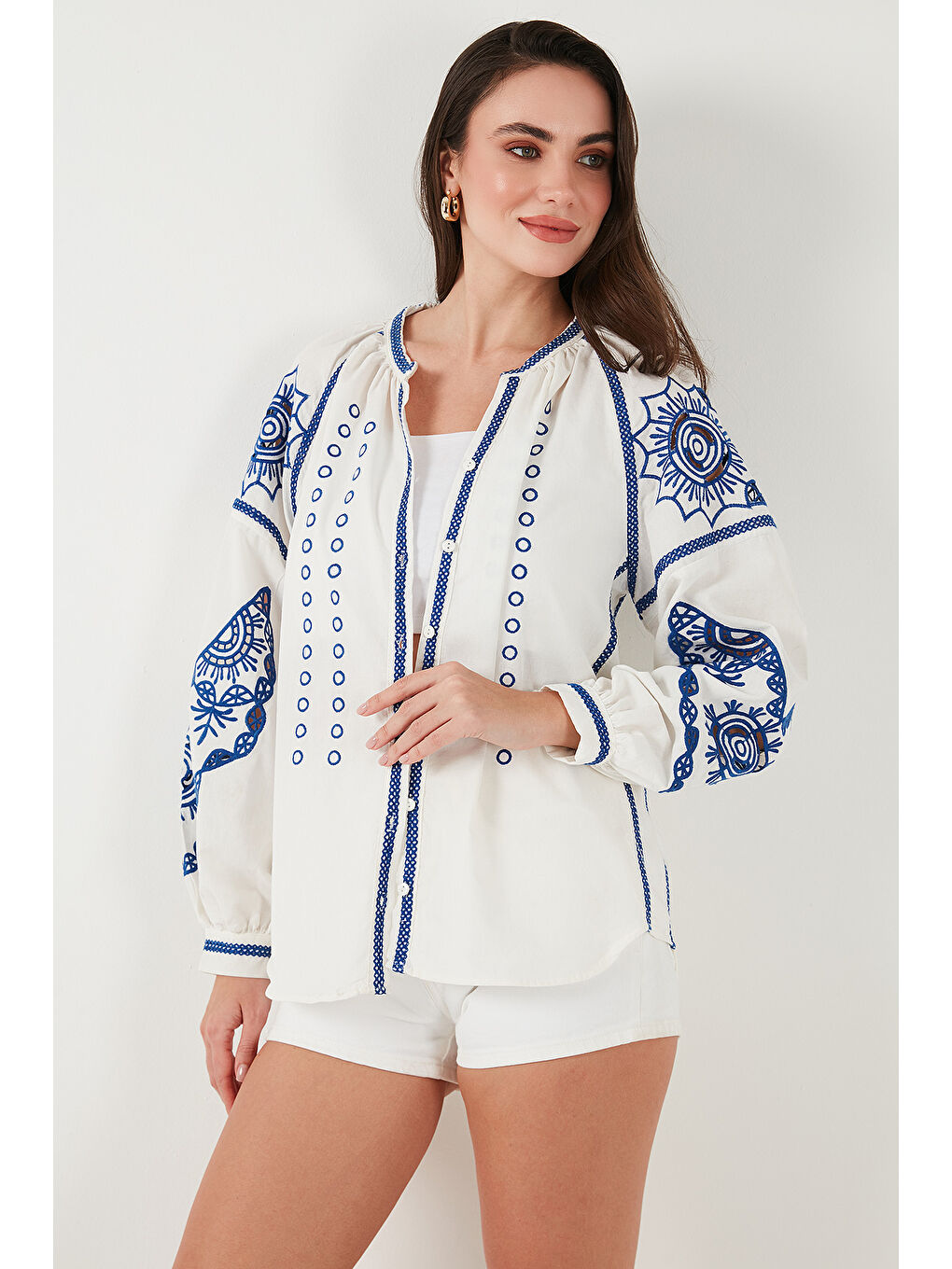 Ekru Nakışlı Oversize Fit Pamuklu V Yaka Kadın Gömlek 676242-3