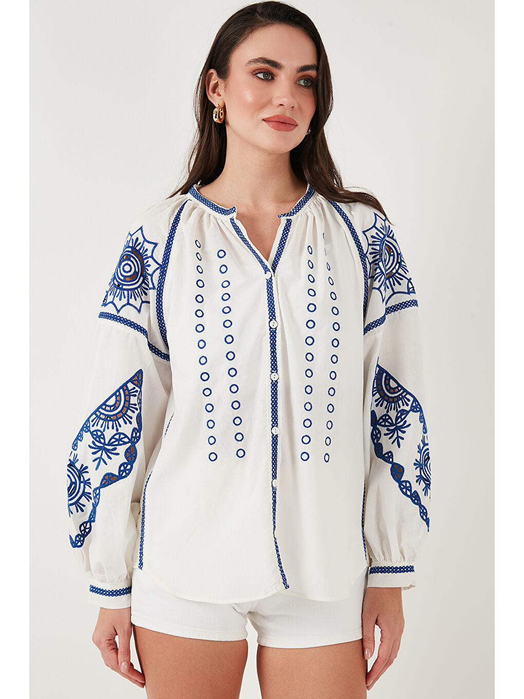 Ekru Nakışlı Oversize Fit Pamuklu V Yaka Kadın Gömlek 676242-4