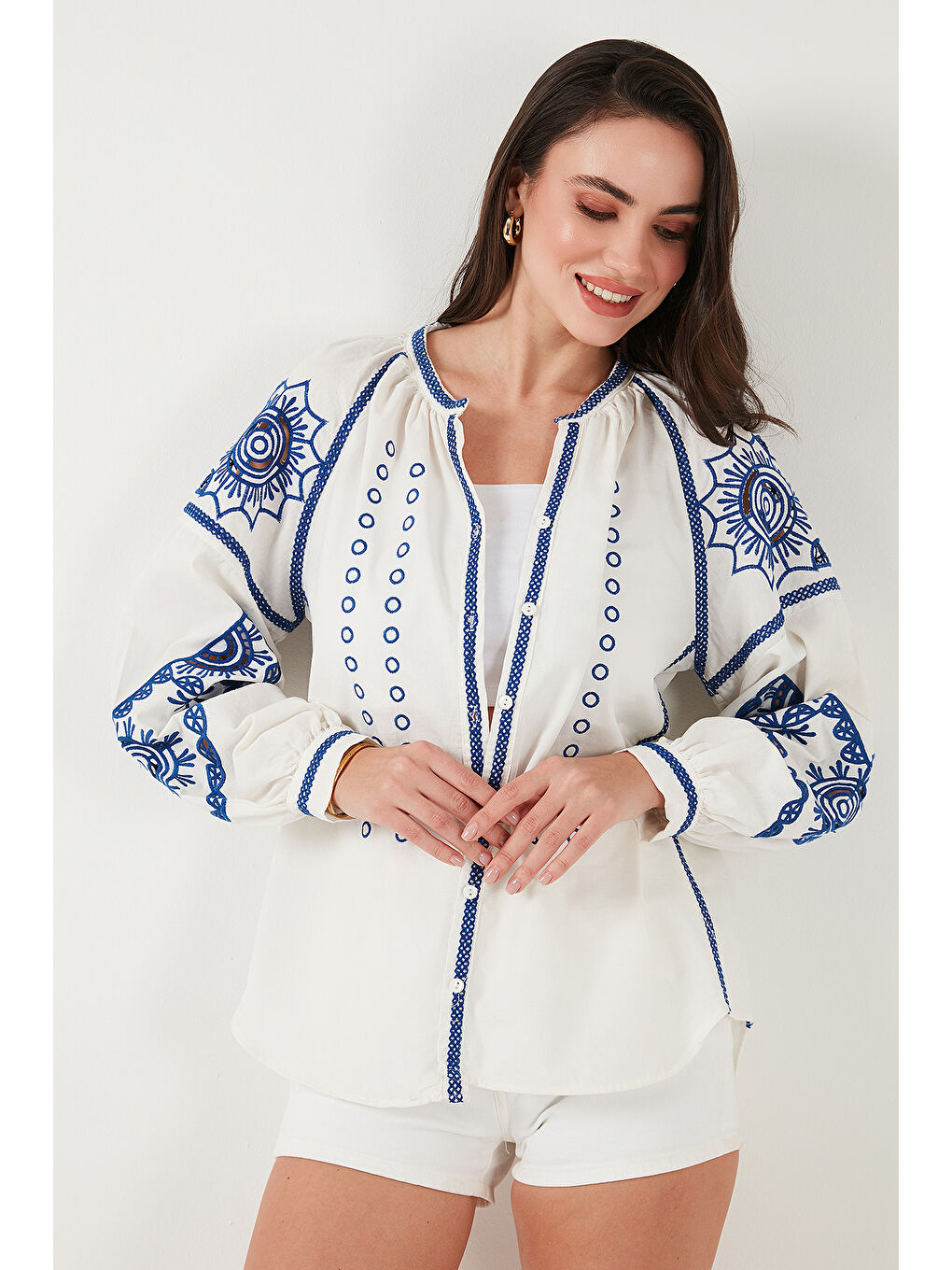 Ekru Nakışlı Oversize Fit Pamuklu V Yaka Kadın Gömlek 676242-5