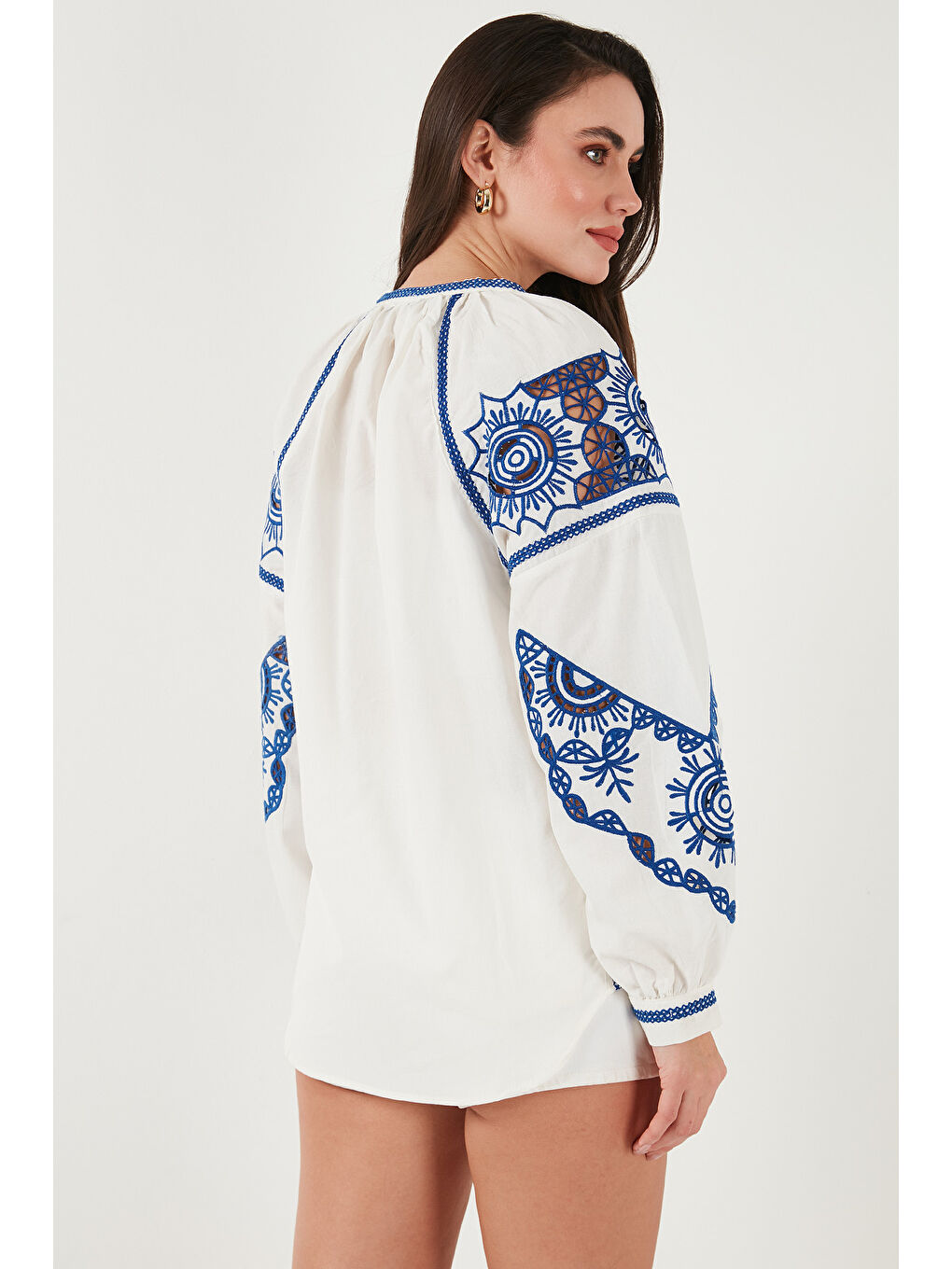 Ekru Nakışlı Oversize Fit Pamuklu V Yaka Kadın Gömlek 676242-6