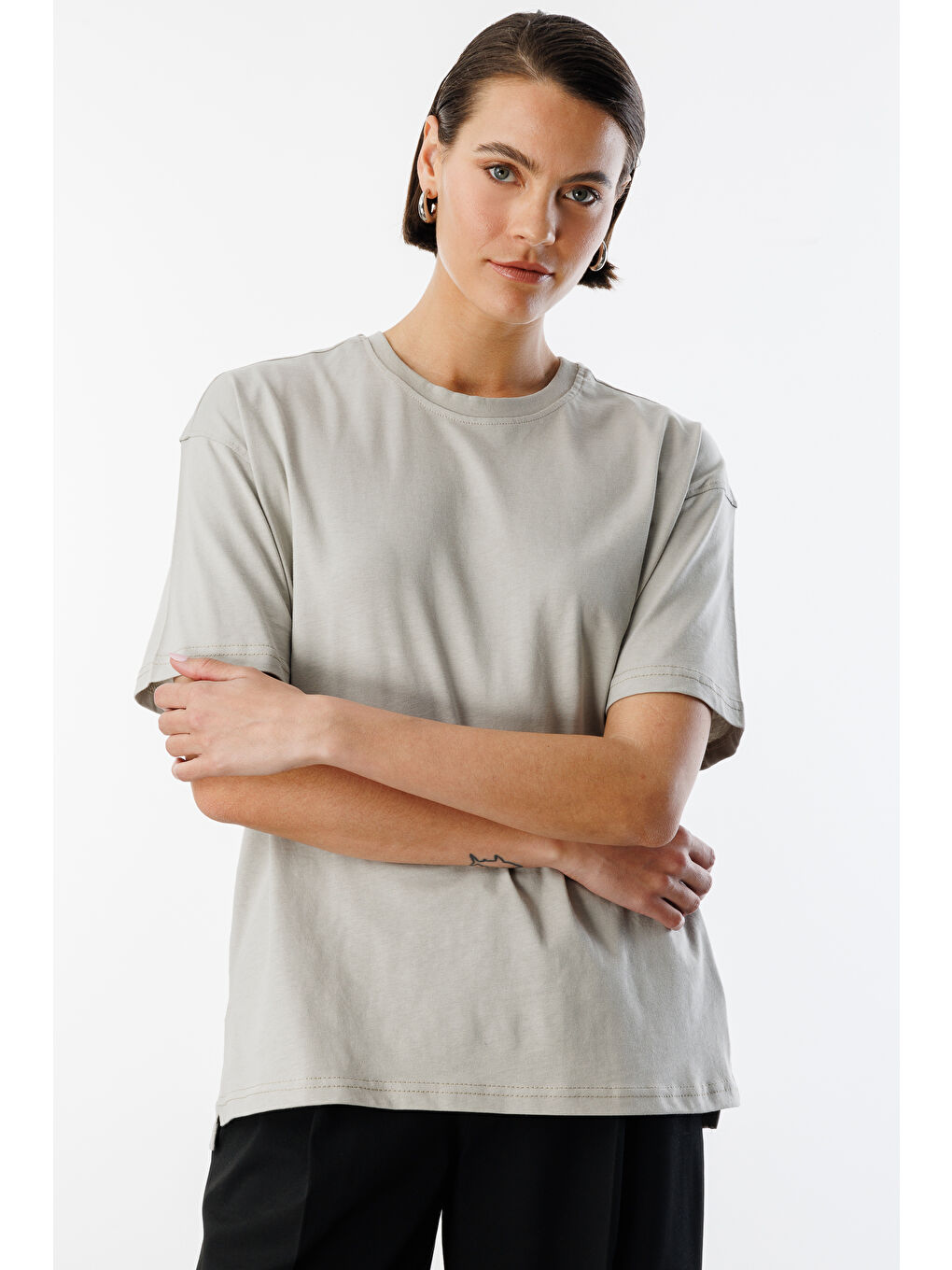 Gri Kadın %100 Organik Pamuk Relaxed Fit Yırtmaçlı Yuvarlak Yaka T-shirt YIRTMAÇLI-T-SHIRT-1