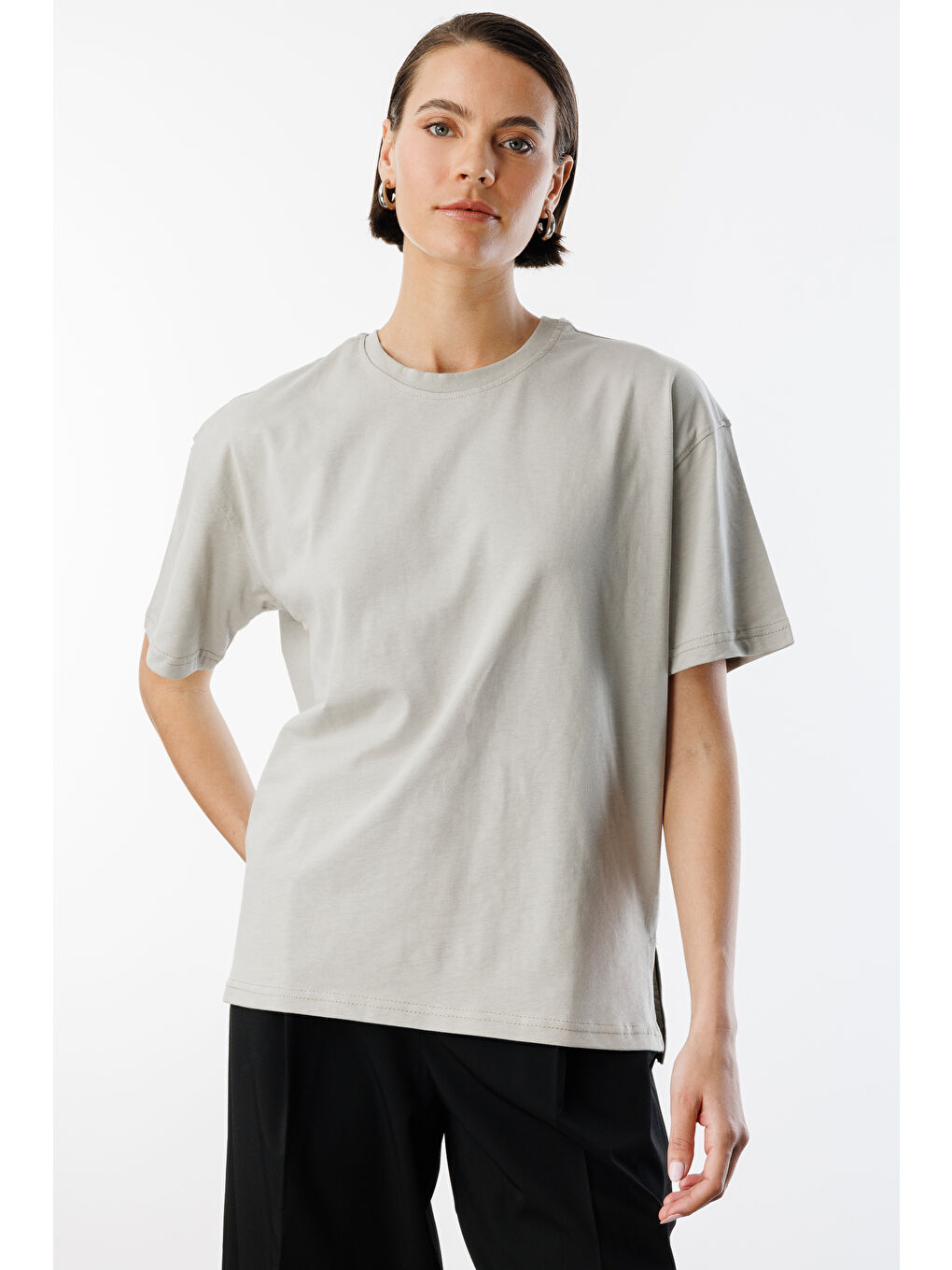 Gri Kadın %100 Organik Pamuk Relaxed Fit Yırtmaçlı Yuvarlak Yaka T-shirt YIRTMAÇLI-T-SHIRT-2