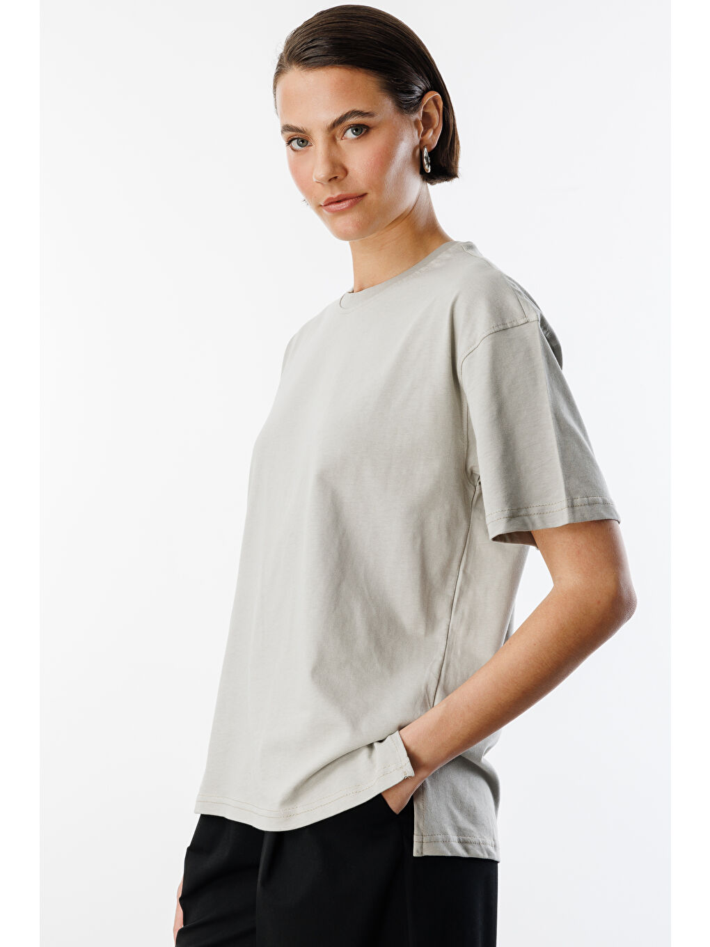 Gri Kadın %100 Organik Pamuk Relaxed Fit Yırtmaçlı Yuvarlak Yaka T-shirt YIRTMAÇLI-T-SHIRT-3