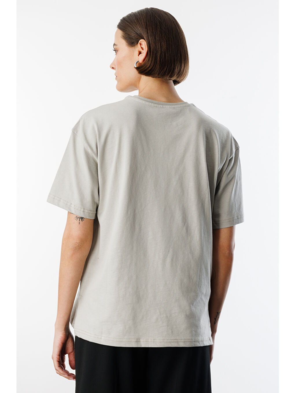 Gri Kadın %100 Organik Pamuk Relaxed Fit Yırtmaçlı Yuvarlak Yaka T-shirt YIRTMAÇLI-T-SHIRT-4