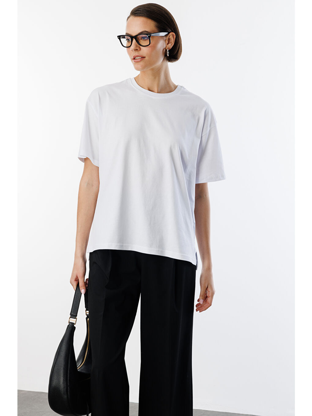 Beyaz Kadın %100 Organik Pamuk Relaxed Fit Yırtmaçlı Yuvarlak Yaka T-shirt YIRTMAÇLI-T-SHIRT-2