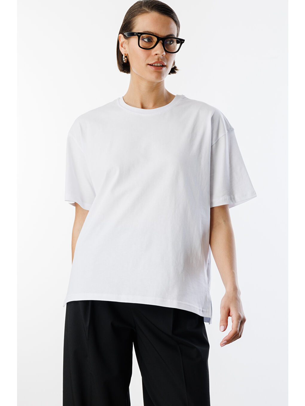 Beyaz Kadın %100 Organik Pamuk Relaxed Fit Yırtmaçlı Yuvarlak Yaka T-shirt YIRTMAÇLI-T-SHIRT-3