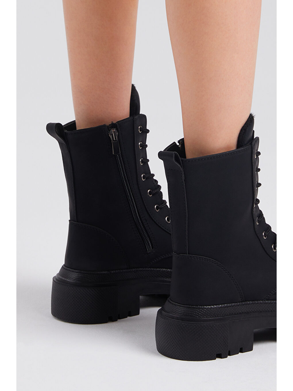 Kadın Siyah Süet Rahat Kalıp Kalın Taban Bağcıklı ve Fermuarlı Bot-5