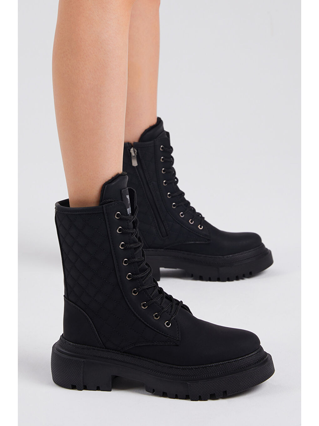 Kadın Siyah Cilt Kalın Taban Kapitone Nakışlı Bağcıklı ve Fermuarlı Bot-1