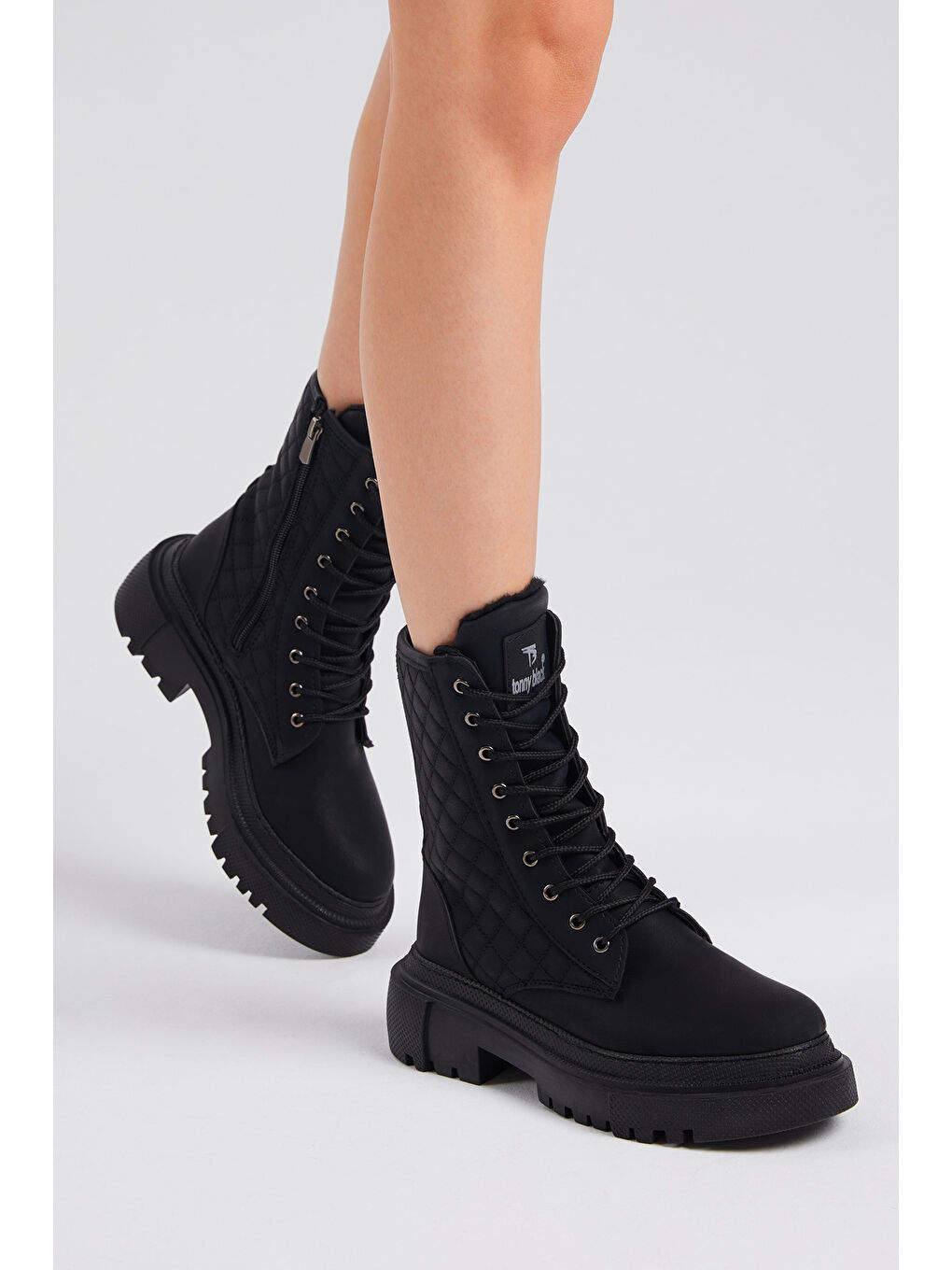 Kadın Siyah Cilt Kalın Taban Kapitone Nakışlı Bağcıklı ve Fermuarlı Bot-2