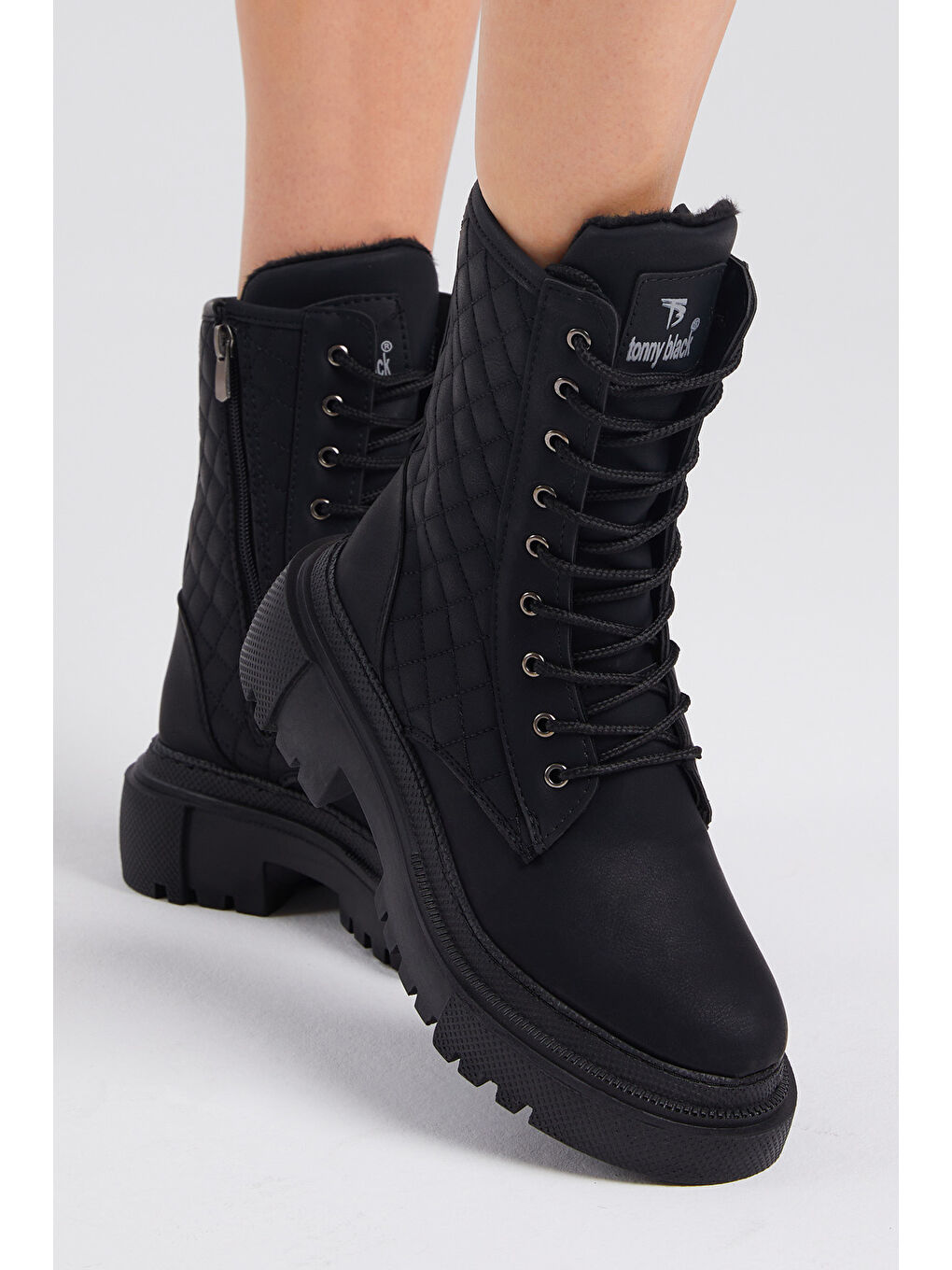 Kadın Siyah Cilt Kalın Taban Kapitone Nakışlı Bağcıklı ve Fermuarlı Bot-3