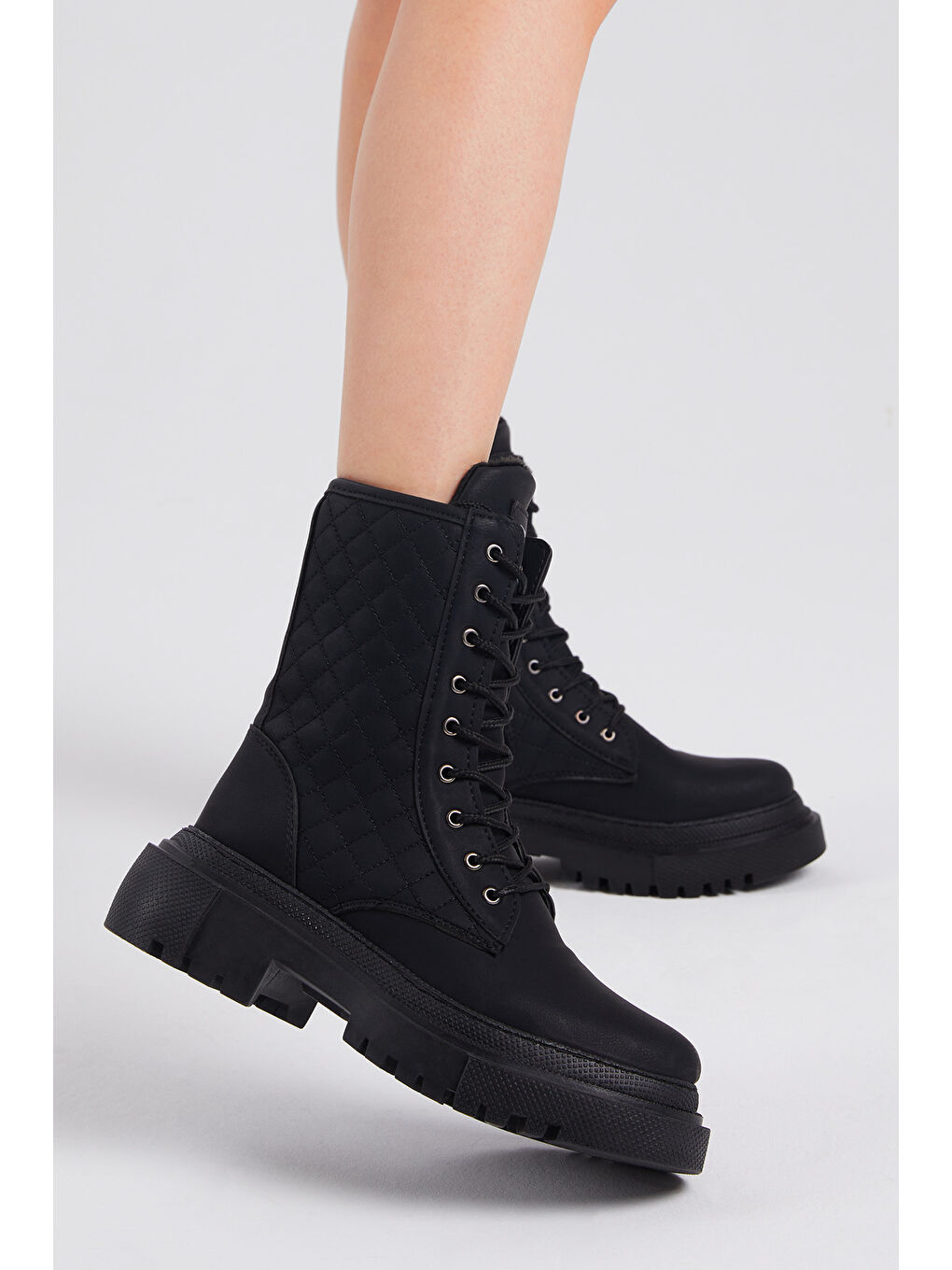 Kadın Siyah Cilt Kalın Taban Kapitone Nakışlı Bağcıklı ve Fermuarlı Bot-4