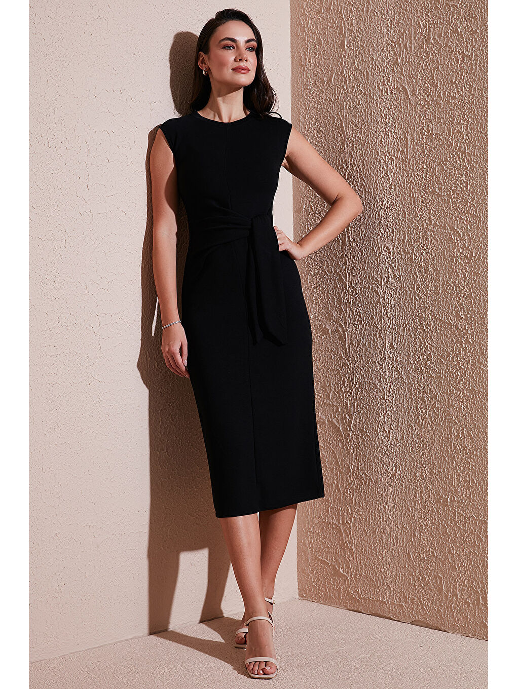 Siyah Slim Fit Bisiklet Yaka Bağlama Detaylı Midi Kadın Elbise 5866164-2