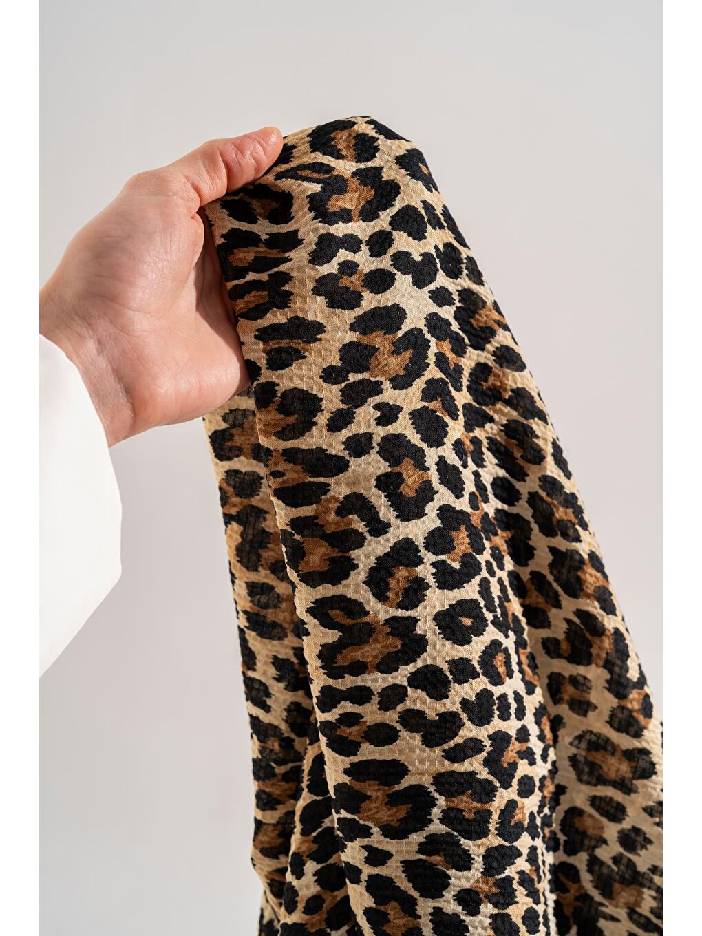 Siyah Kadın Leoparlı Bürümcük Eşarp-2