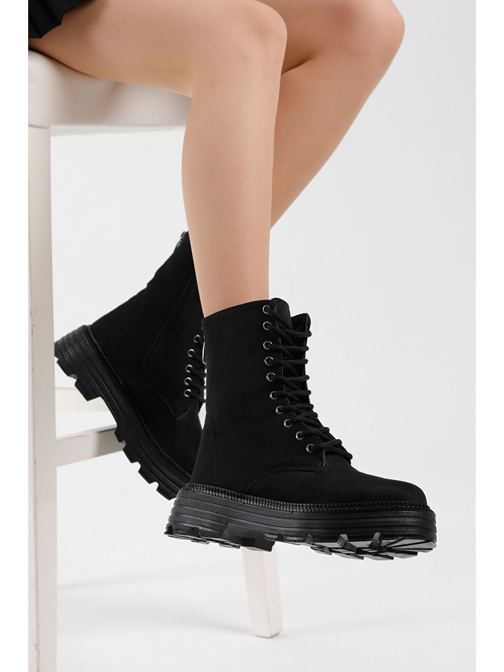 Kadın Siyah Süet Poli Taban Arkası Fermuar Detaylı Bağcıklı ve Fermuarlı Bot-3