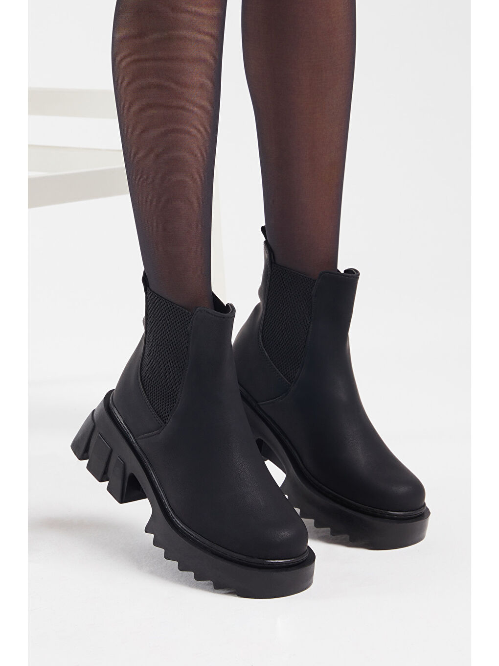 Kadın Siyah Cilt Rahat Kalıp Kalın Taban Lastikli Bot