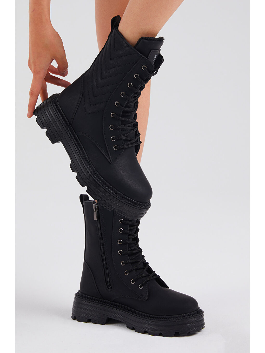 Kadın Siyah Cilt Kalın Taban Nakışlı Bağcıklı ve Fermuarlı Bot-1