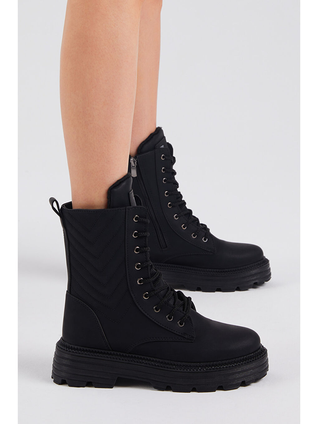 Kadın Siyah Cilt Kalın Taban Nakışlı Bağcıklı ve Fermuarlı Bot-2